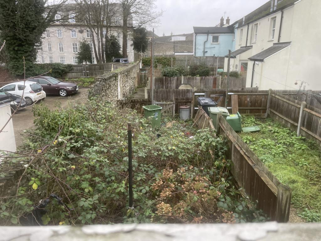 Lot: 148 - TOWN CENTRE HOUSE IN NEED OF IMPROVEMENT - Rear garden